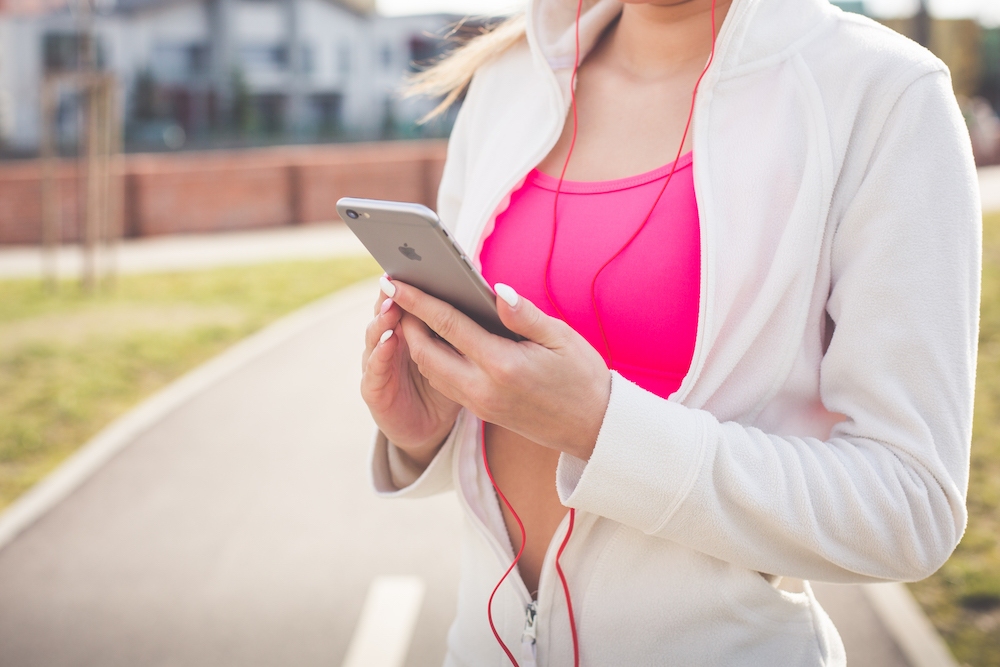 fit-girl-listening-to-music-on-her-iphone-picjumbo-com